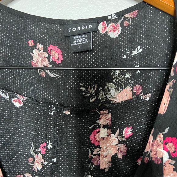 Torrid pin tuck button floral Vneck top blouse 2 - Picture 8 of 10